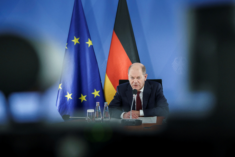 Almanya Başbakanı Scholz'un milyarlarca euro'luk yeni askeri paketi muhaliflerden tepki alıyor.