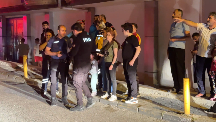Avcılar'da kolonlarından sesler gelen 5 katlı bina tahliye edildi