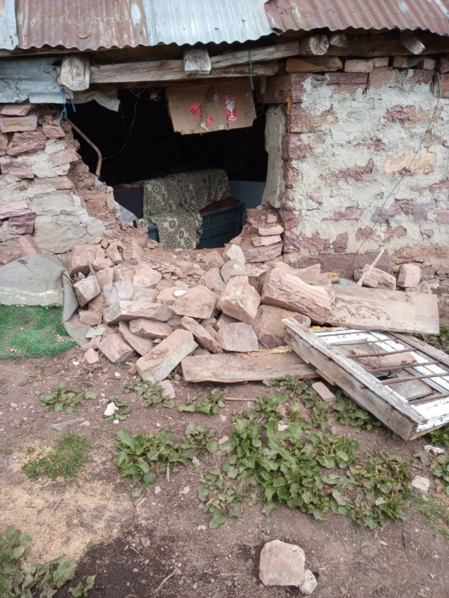 Ayılar onlarca yayla evine zarar verdi