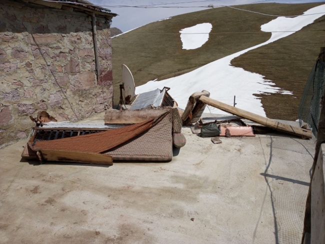 Ayılar onlarca yayla evine zarar verdi