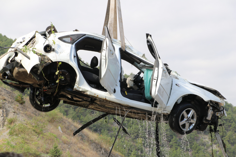 Sürücüsünün direksiyon hakimiyetini kaybettiği otomobil Yeşilırmak'a uçtu