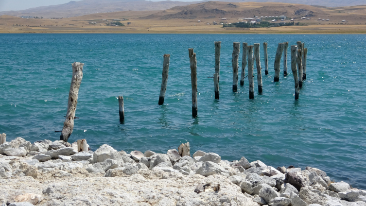 Van Gölü'nde su çekildi, iskele ortaya çıktı