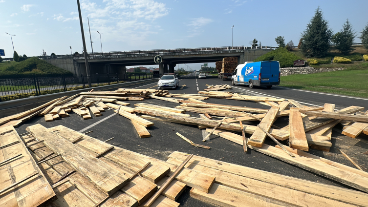 Tırın dorsesinden düşen keresteler ulaşımı aksattı