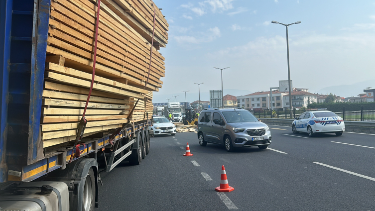 Tırın dorsesinden düşen keresteler ulaşımı aksattı