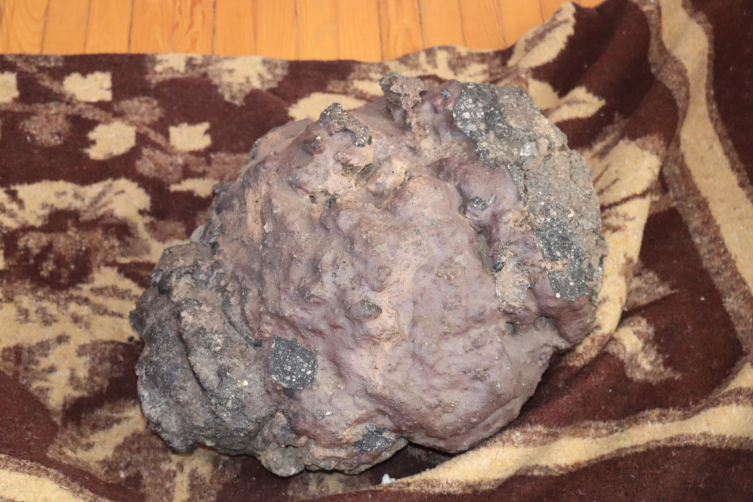 Bulduğu taşı meteor sandı, milyoner gibi davrandılar