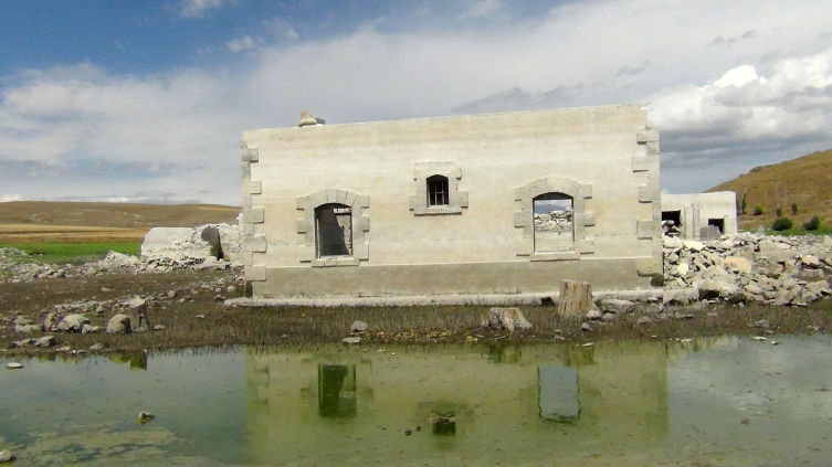 Kars’ta barajın suları çekildi, cami ortaya çıktı