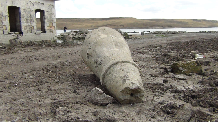 Kars’ta barajın suları çekildi, cami ortaya çıktı