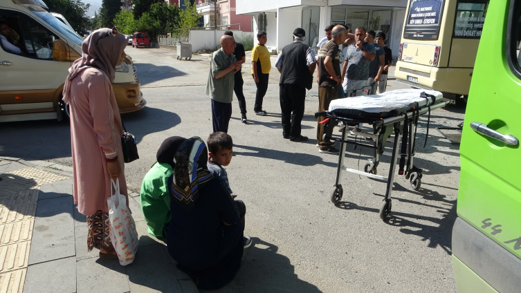 Minibüslerin çarpıştığı kazada can pazarı: 15 yaralı