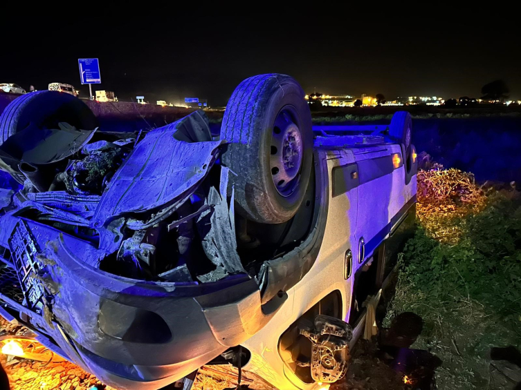 Akhisar’da işçi servisi tarlaya uçtu: 12 yaralı