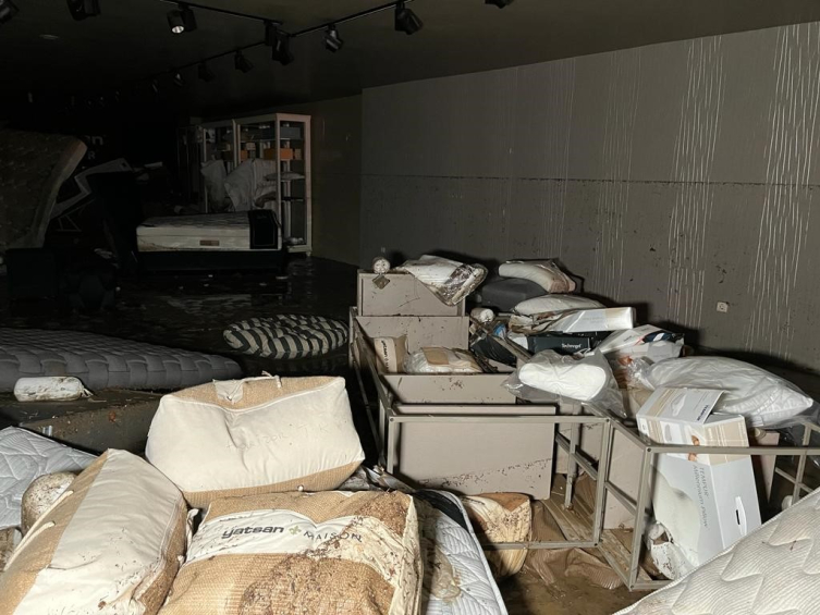 Başakşehir'de sağanak sonrası selde sürüklenen araçlar dükkanlara girdi