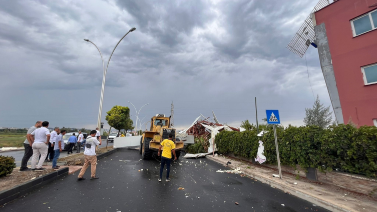 Mersin’de fırtına çıktı: Okulun çatısı uçtu