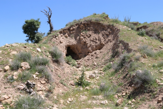 3 bin yıllık Hıdırbaba Höyüğüne defineciler zarar verdi