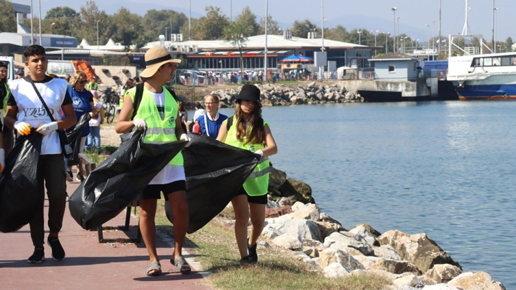 Yalova sahilinden 1 ton çöp toplandı