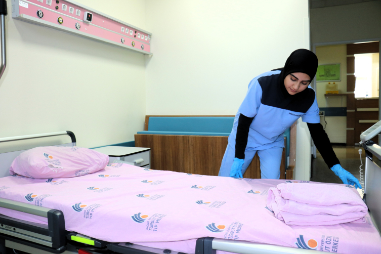 Temizlik personeli olarak çalıştığı hastanenin tıp fakültesini kazandı