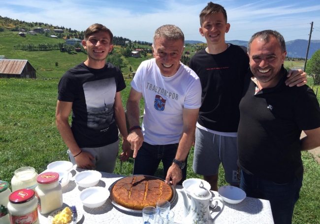 Ahmet Ağaoğlu'ndan genç futbolculara ziyaret