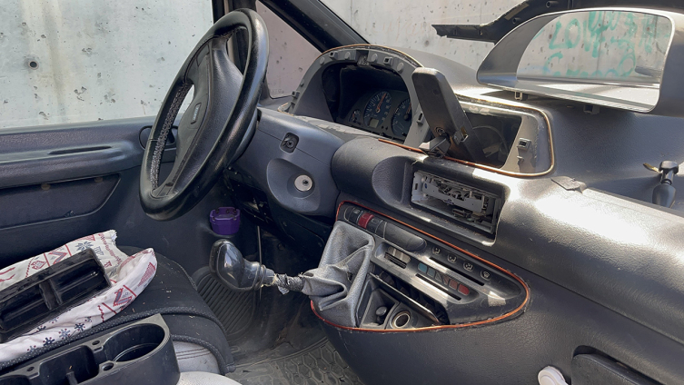 Eski eşine ait aracı sopayla parçaladı