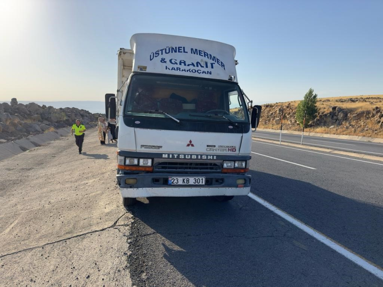 Elazığ’da kamyonla çarpışan otomobil hurdaya döndü: 1 kişi hayatını kaybetti, 1 yaralı
