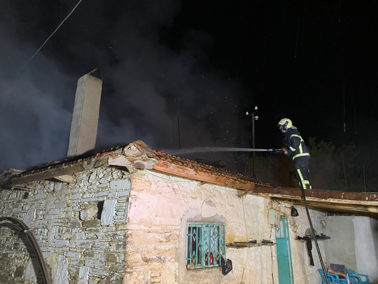 Manisa’da bir eve yıldırım düştü