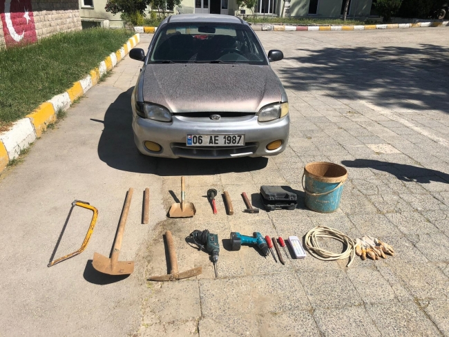 Elazığ'da kaçak kazı yapanlara baskın anı kamerada