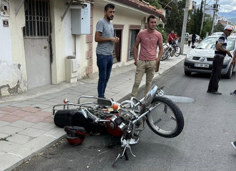 Burdur’da motosiklet ile otomobil çarpıştı: 2 yaralı