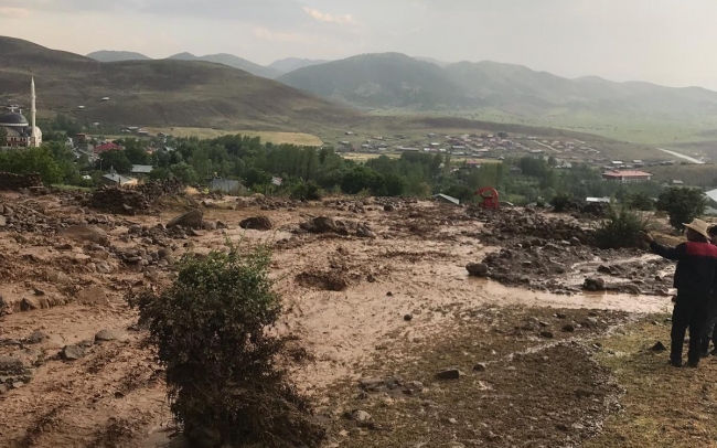 Bingöl'ü depremin ardından sel vurdu