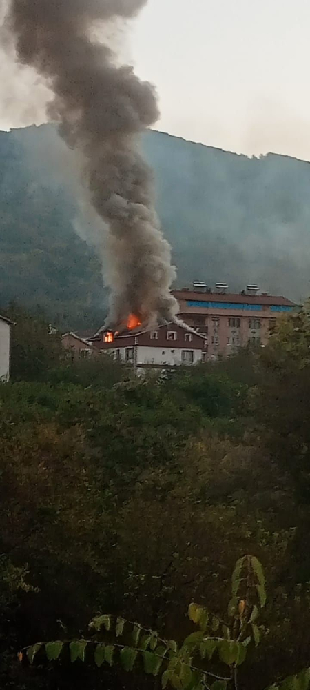 Karabük'te bir binanın çatısı alev aldı