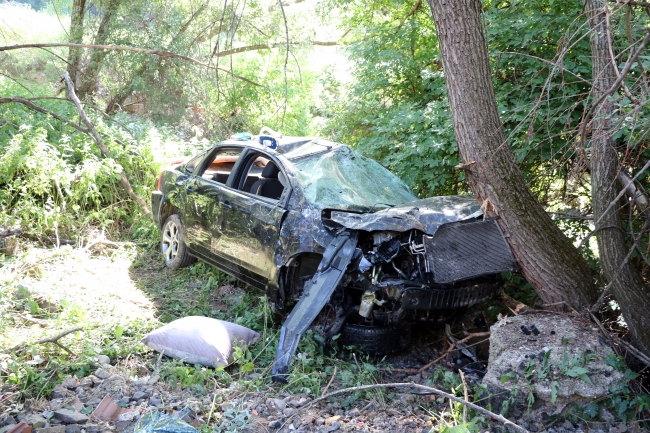 Otomobil 50 metre yükseklikten dere yatağına yuvarlandı