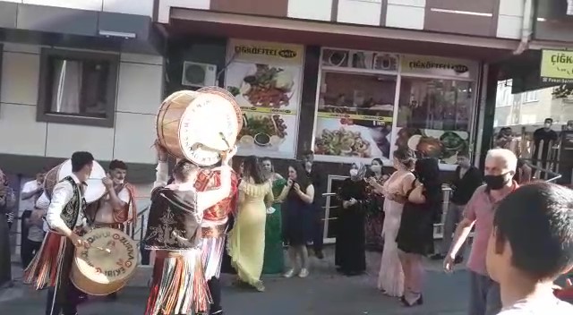 Sokak ortasında sosyal mesafesiz maskesiz düğün eğlencesi