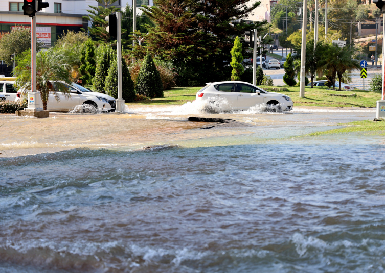 Adana'da su borusu patladı, yollar göle döndü