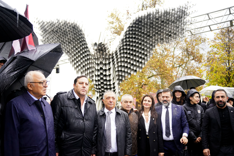 Beşiktaş, İskele Meydanı'nda kartal heykeli açtı