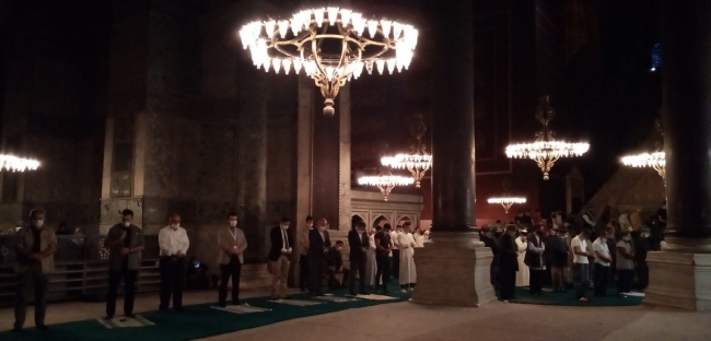 Ayasofya'da sabah namazı yoğun katılımla kılındı