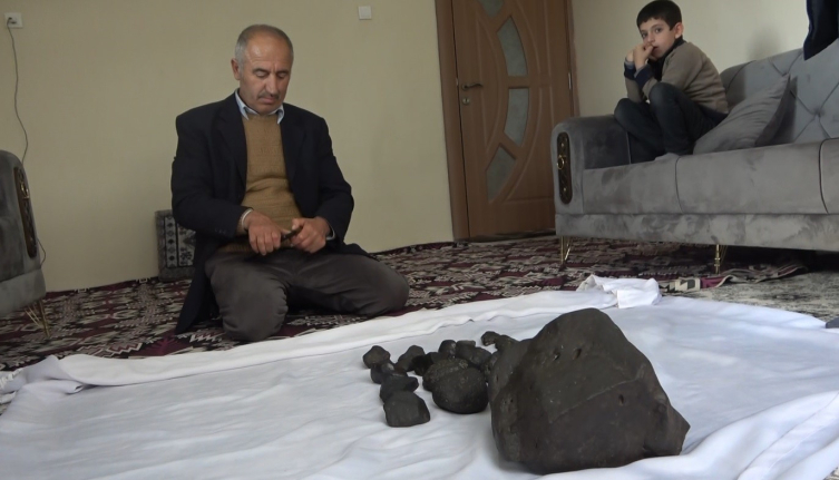 Mantar toplamak için çıktığı arazide gök taşı buldu