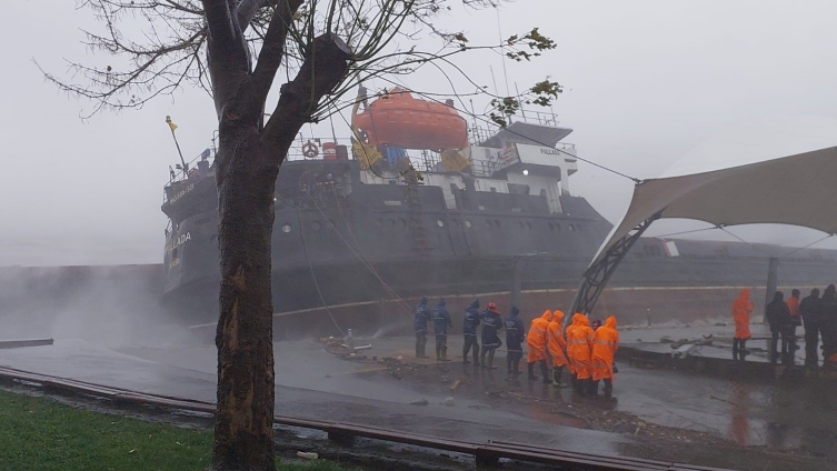Zonguldak'ta fırtına gemiyi ikiye böldü