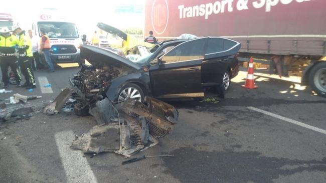 Bolu'da otomobil tırın altına girdi: 3 ölü, 1 yaralı