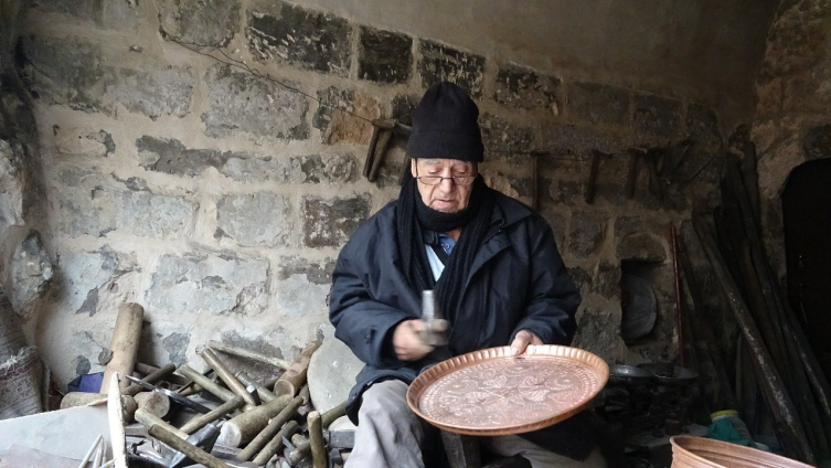 Hafız usta, Kur'an okuyarak bakırcılık yapıyor