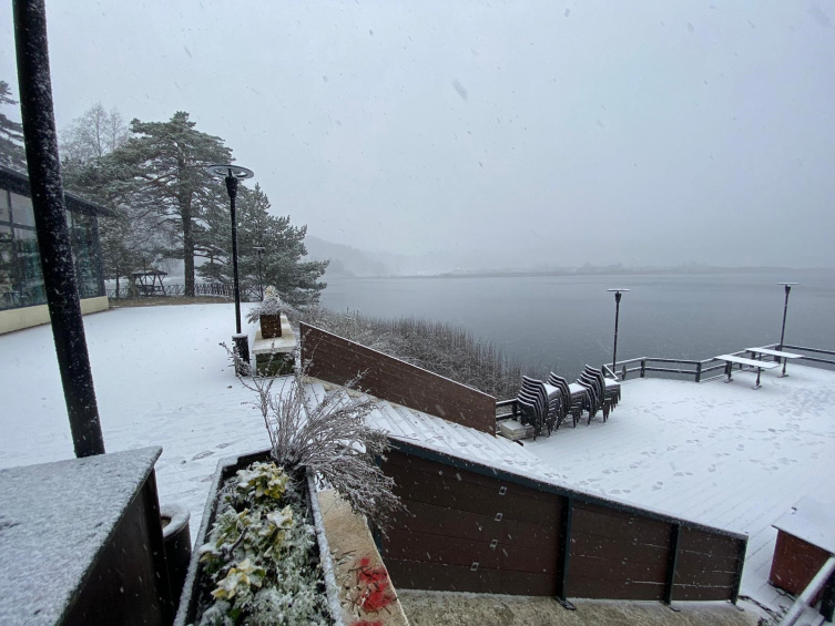 Abant Gölü'nde kar yağışı etkili oldu