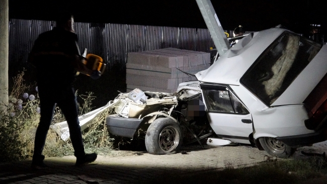 Tokat'ta ikiye bölünen otomobilin sürücüsü öldü