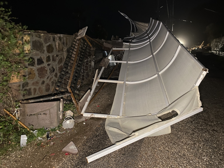 Çanakkale'de fırtına: Yazlık evler ve işletmelerin çatıları uçtu