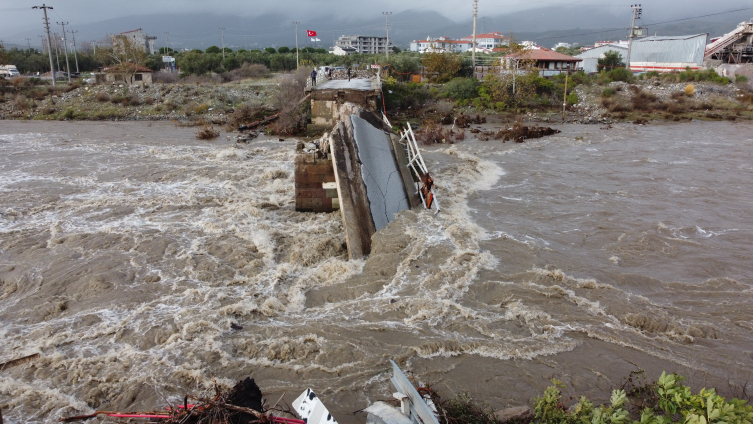 Balıkesir'de yağışlar nedeniyle Zeytinli Köprüsü yıkıldı