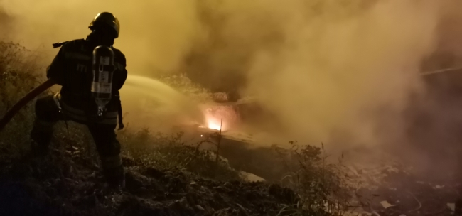 Kaza yapan ambulans alev aldı: 3'ü sağlıkçı 4 kişi yaralandı