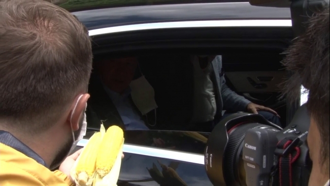 Cumhurbaşkanı Erdoğan'dan gazetecilere mısır ikramı