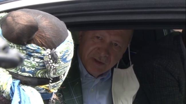 Cumhurbaşkanı Erdoğan'dan gazetecilere mısır ikramı