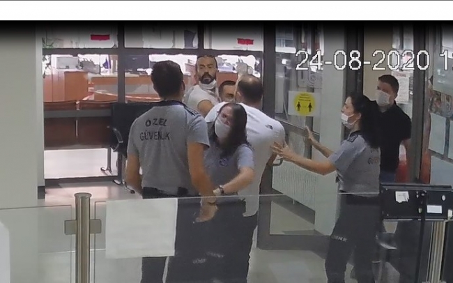 Sıraya girmek istemeyen kişi veznedar ve kadın güvenlik görevlisini darbetti