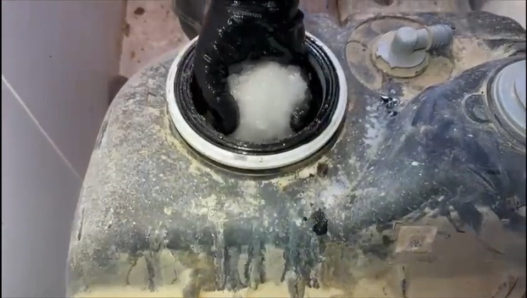 Aracın yakıt deposundan 111 kilogram uyuşturucu çıktı