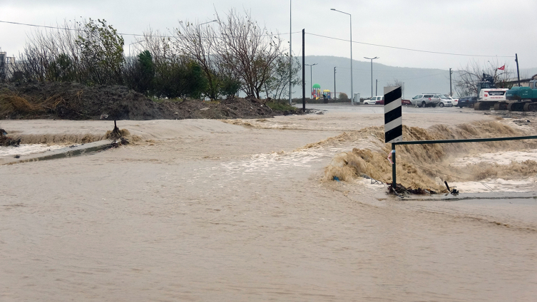 Çanakkale'de dereler taştı: Yollar kapandı araçlar ve tekneler sürüklendi