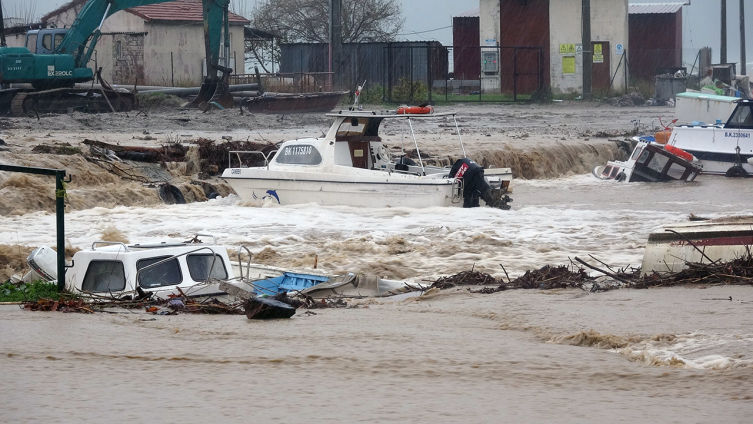 Çanakkale'de dereler taştı: Yollar kapandı araçlar ve tekneler sürüklendi