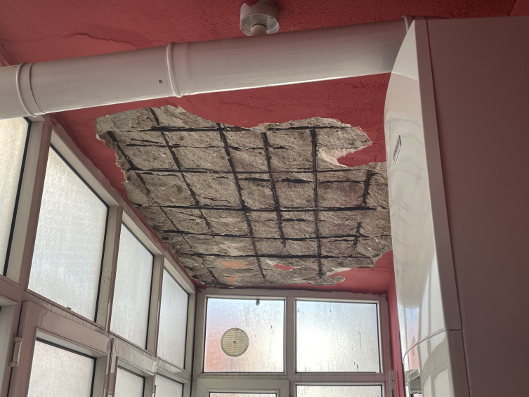 Deprem sırasında balkonu çöken bina boşaltılıyor