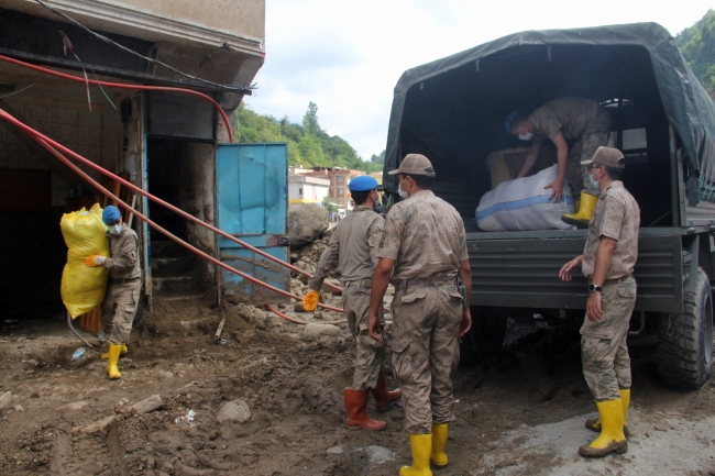 Giresun'da selzedelerin ev eşyalarını askerler taşıyor