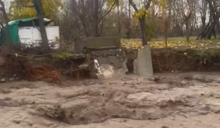 Şırnak’ta dereler taştı, yol çöktü