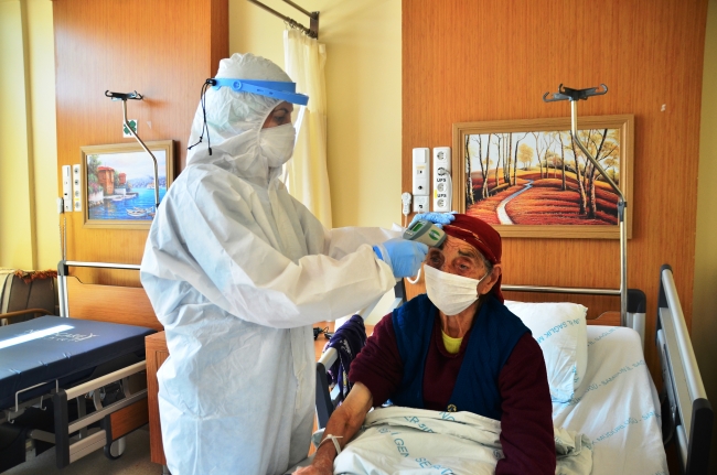 COVID-19'u yenen 93'lük Şakire nineden sağlık çalışanlarına teşekkür